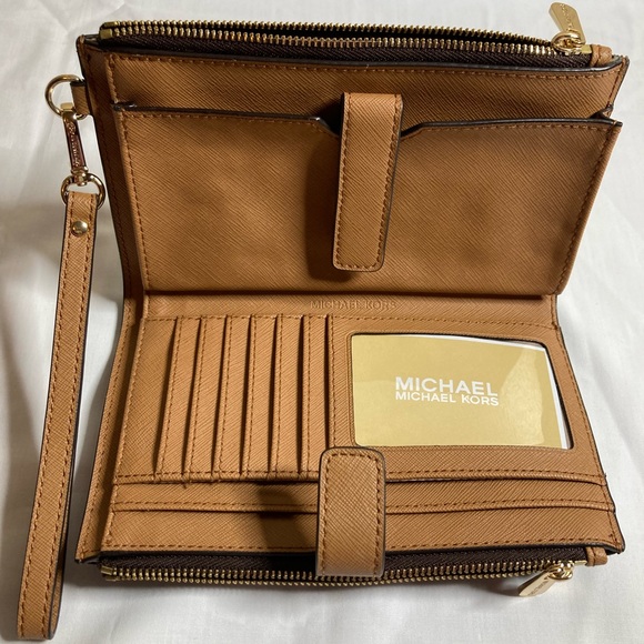 🔥🔥🔥Price Drop $45 MICHAEL KORS
Adele Logo Smartphone Wallet: Brown 🔥🔥🔥 - Picture 9 of 11